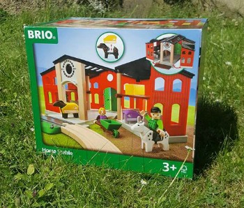 brio wooden horse stable review